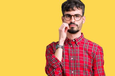 Üzerinde gözlük takan genç yakışıklı adam arka plan ağız izole ve parmak ile ZIP olarak Dudaklarını kapa. Gizli ve sessiz, tabu söz
