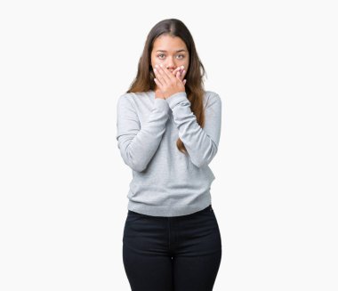 Üzerinde kazak giyen genç güzel esmer kadın arka plan ağız hata için elleriyle kapsayan şok izole. Gizli kavramı.