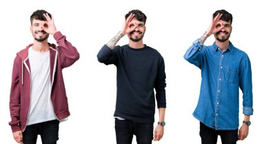 Gülümseyen, parmakları ile mutlu yüz üzerinden seyir göz el ile ok jest yapıyor izole arka plan üzerinde genç adam kolaj.