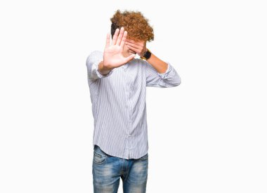 Genç yakışıklı iş adam şık gömlek kapsayan gözlerin ellerle giyen afro saçlı ve stop jest ile acı ve korku ifadesi. Utandım ve negatif kavramı.