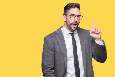 Genç yakışıklı iş adamı ile başarılı fikir parmağı yukarıyı izole arka plan üzerinde. Çıktıktan ve mutlu. Bir numara.