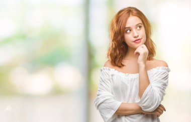 Genç güzel kadın elle çene düşünme hakkında soru, dalgın ifade izole arka plan yüzünden. Düşünceli yüzüyle gülümsüyor. Şüphe kavramı.