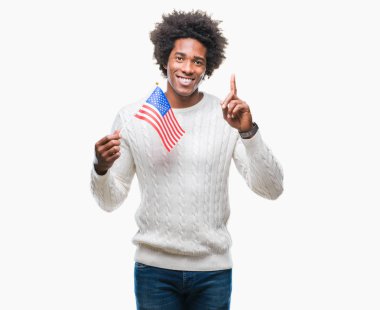 Amerika Birleşik Devletleri bayrağı Afro Amerikalı adam izole arka plan üzerinde bir fikir ya da soru işaret parmağı gülen yüz, bir numara ile şaşırttı