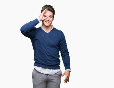 Genç yakışıklı iş adamı gülümseyen, parmakları ile mutlu yüz üzerinden seyir göz el ile ok jest yapıyor izole arka plan üzerinde.