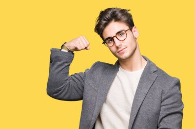 Kol kas, kendinden emin ve güç gurur gösteren izole arka plan güçlü kişi üzerinde gözlüklü genç iş adamı