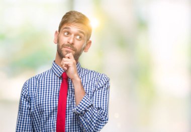 Genç yakışıklı iş adamı çene düşünme hakkında soru, dalgın ifade üzerine el ile izole arka plan üzerinde. Düşünceli yüzüyle gülümsüyor. Şüphe kavramı.