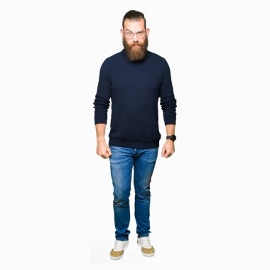 Gözlük ve balıkçı yaka kazak şüpheci ve sinir, papatyanın üzgün sorunu nedeniyle giyen genç sarışın adam. Negatif kişi.