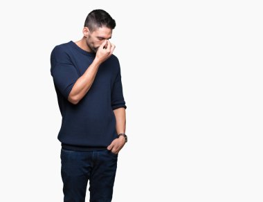 İzole arka plan üzerinde yorgun gözleri duygu yorgunluk ve baş ağrısı ve burun sürtme kazak giyen genç yakışıklı adam. Stres ve hayal kırıklığı kavramı.