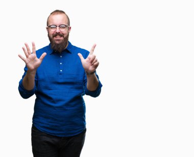 Gösterilen arka plan üzerinde gözlük takan Genç beyaz hipster adam izole ve parmakları ile işaret kendinden emin ve mutlu gülümseyerek süre yedi numara.
