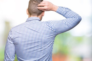 İzole arka plan geriye düşünme hakkında şüphe ile baş taraftan üzerinde gözlük takan genç iş adamı