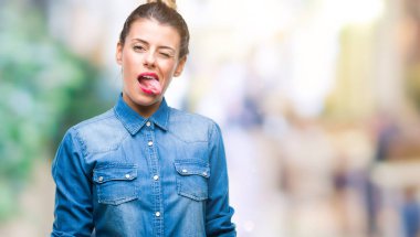 Genç güzel kadın dilini izole arka plan yüzünden out komik ifade ile mutlu. Duygu kavramı.