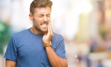 Yakışıklı delikanlı diş ağrısı veya dişlerde dişlerle ilgili hastalık nedeniyle ağız acı ifadesi ile el ile dokunmak izole arka plan üzerinde. Diş hekimi kavramı.