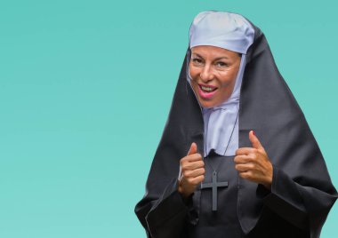 Orta yaş üst düzey Hıristiyan Katolik Rahibe kadın parmaklarını zafer işareti yaparken gösterilen kamera seyir gülümseyen izole arka plan yüzünden. İki numaralı.