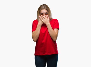 Beyaz kadın üzerinde güneş gözlüğü takıyor arka plan ağız hata için elleriyle kapsayan şok izole. Gizli kavramı.