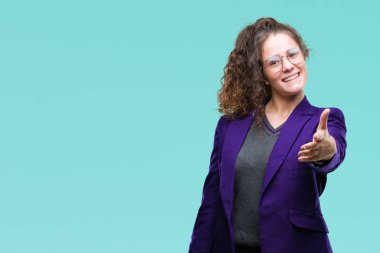 Okul üniforması ve gözlük olarak tebrik ve konuksever dost sunan karşılıklı gülümseyen izole arka plan üzerinde giyen genç esmer öğrenci kız. Başarılı iş.