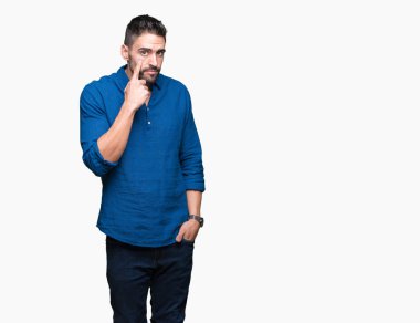 İzole genç yakışıklı adam arka plan işaret jest göz izlemek için şüpheli ifade