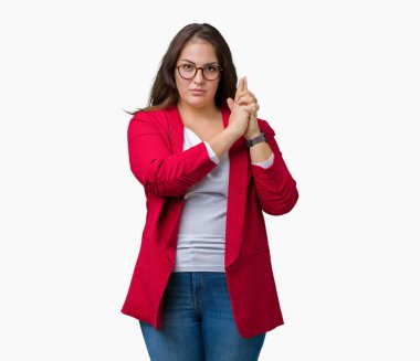 Artı boyutu genç iş kadını güzel üzerinde şık ceket ve gözlük takıyor el hareketi ile sembolik silah tutan, çekim silah, kızgın yüz öldürme oynarken arka plan izole