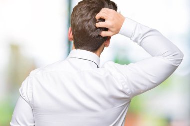 İzole arka plan geriye düşünme hakkında şüphe ile baş taraftan üzerinde gözlük takan genç iş adamı