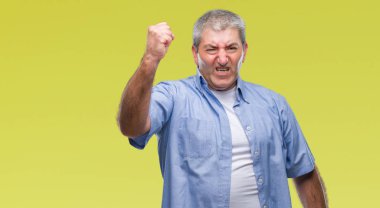 Öfkeli ve sinirli sinirli ve öfke ile bağırarak süre öfkeli yumruk yükselterek izole arka plan üzerinde yakışıklı komuta sizde. Öfke ve agresif kavramı.