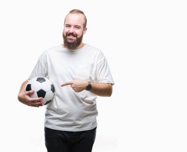 Futbol futbol topu izole arka plan üzerinde çok mutlu el ve parmak ile işaret tutan genç beyaz hipster adam