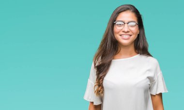 Yüzünde mutlu ve güzel bir gülümseme ile izole arka plan üzerinde gözlük takan genç güzel Arap kadın. Şanslı kişi.