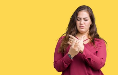 Artı boyutu genç kadın izole arka plan elleri ve parmakları, artrit inflamasyon acı acı yüzünden güzel