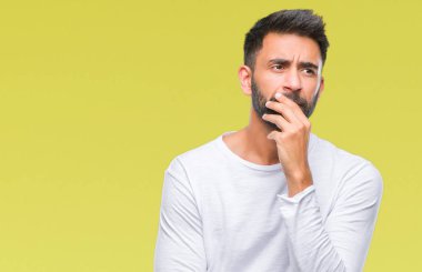 İzole arka plan düşünme seyir üzerinde yetişkin İspanyol adam yorgun ve sıkılmış çapraz silah depresyon sorunları ile.