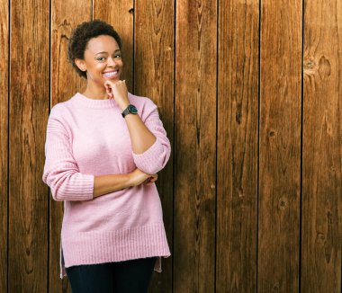 Güzel genç Afro-Amerikan kadın izole arka plan emin çapraz kollar ve çeneme kaldırdı el ile gülümseme ile kameraya bakıyor. Pozitif düşünce.