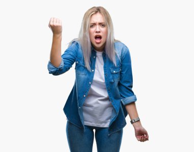 Genç Sarışın kadın izole arka plan öfkeli ve sinirli sinirli ve öfke ile bağırarak süre öfkeli yumruk yükselterek yüzünden. Öfke ve agresif kavramı.