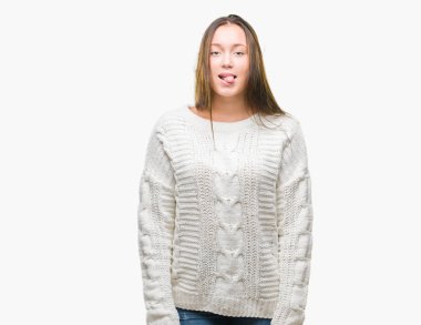 Dilini izole arka plan üzerinde kış kazak giyen genç güzel beyaz kadın out komik ifade ile mutlu. Duygu kavramı.