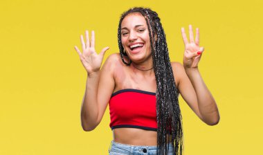 Genç saç Afrika kökenli Amerikalı pigmentasyon leke Doğum işareti ile gösterilen izole arka plan üzerinde örgülü ve parmakları ile işaret gülümseyen ise kendinden emin ve mutlu 8 numaralı.