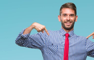 Genç yakışıklı iş adamı yüzünde gülümseme ile kendinden emin görünüyorsun, kendini gururlu ve mutlu parmakları ile işaret izole arka plan üzerinde.