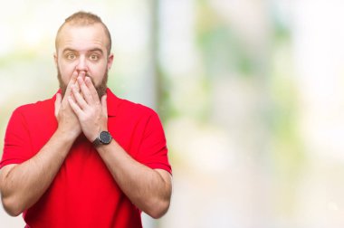 Üzerinde kırmızı gömlek giyen genç beyaz hipster adam arka plan ağız el ile kapsayan yorgun esneme sıkılmış izole. Restless ve uyku hali.