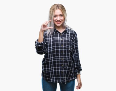 Genç Sarışın kadın izole arka plan gülümseyen ve süre seyir ve kamera boyutu işaret parmaklarıyla yapıyor el ile kendine güvenen el hareketi yüzünden. Ölçü kavramı.