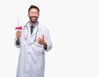 Ok işareti, başparmak ile parmak, mükemmel işareti yapıyor kocaman bir gülümseme ile arka plan mutlu derecesi holding yetişkin İspanyol doktor adam izole