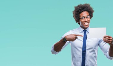 Boş kartı izole arka plan üzerinde çok mutlu el ve parmak ile işaret tutan Afro Amerikalı adam