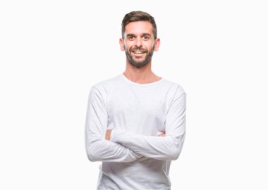 İzole arka plan mutlu yüz çapraz silah kameraya bakarak ile gülümseyen genç yakışıklı adam. Olumlu bir kişi.