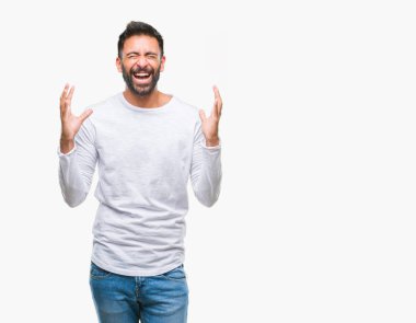 Yetişkin İspanyol adam kızgın ve silah ile başarı için deli kutluyor izole arka plan üzerinde kaldırdı ve heyecanlı çığlık gözler kapalı. Kazanan kavramı