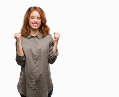 Zafer kutluyor gülümseyen izole arka kolları olan başarı için heyecanlı genç güzel kadın kaldırdı. Kazanan kavramı.