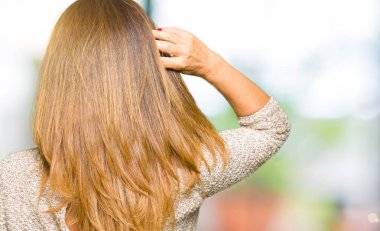 Moda kazak geriye düşünme hakkında şüphe el ile kafasına giyen güzel orta yaş kadın