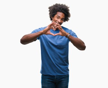 Kalp simgesi ve elleriyle şekil gösterilen aşık gülümseyen izole arka plan üzerinde Afro Amerikalı adam. Romantik kavramı.