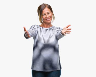 Orta yaş İspanyol kadın kıdemli sarılmak için kollarını açarak gülümseyerek kameraya bakarak izole arka plan üzerinde. Neşeli ifade kucaklayan mutluluk.