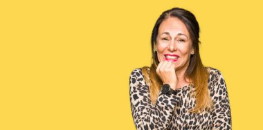 Güzel orta yaş kadın giyiyor leopar hayvan stresli ve gergin elle çivi ısırma ağzına seyir elbise yazdırın. Anksiyete sorunu.