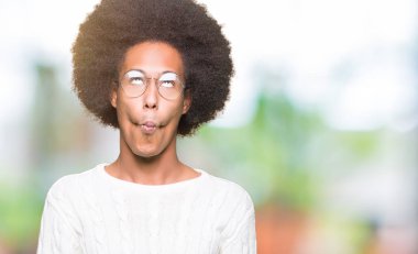 Afro saç giyen ile genç Afro-Amerikan adam dudaklı, çılgın ve komik bir jest yapma balık yüz gözlük. Komik ifade.