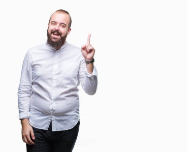 Genç beyaz hipster adam izole arka plan başarılı fikirle parmak işaret. Çıktıktan ve mutlu. Bir numara.
