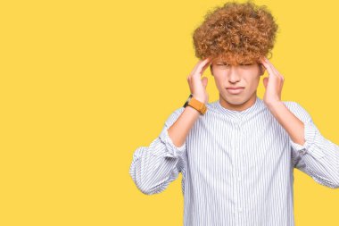 Çünkü baş baş ağrısı için üzerinde el ile şık gömlek giymiş afro saçlı Genç yakışıklı iş adamı stres. Migren muzdarip.