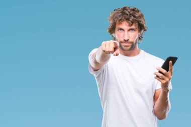 Adam modellemek smartphone kullanan izole arka kamera ve size parmak ile işaret üzerinden gönderme mesaj manifatura yakışıklı İspanyol el işareti, pozitif ve kendinden emin bir jest ön