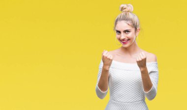 İzole arka plan çok mutlu ve heyecanlı kaldırdı, silah ile kazanan jest yapıyor gülümseyen ve başarı için çığlık genç güzel sarışın ve mavi gözlü kadın. Kutlama kavramı.