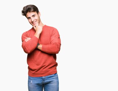 Yakışıklı delikanlı emin çapraz kollar ve çeneme kaldırdı el ile gülümseme ile kameraya bakarak izole arka plan üzerinde. Pozitif düşünce.