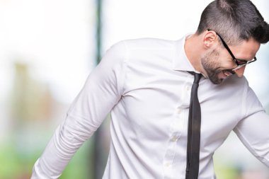 Genç yakışıklı iş adamı izole arka plan dans mutlu ve neşeli, hareketli rahat ve kendinden emin müzik gülümseyen üzerinde gözlük